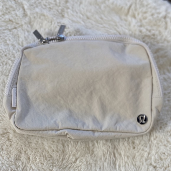 ❤️ Lululemon Large Everywhere Bag in White Opal New With Tags - Picture 1 of 7